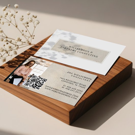 Minimale moderne beige Steinstruktur Foto-QR-Code Visitenkarte