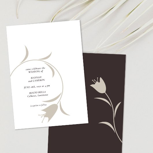 Minimale moderne Greige- und Espresso-Blumenmuster Einladung
