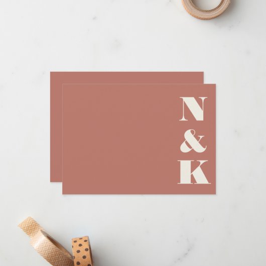 Minimale moderne Monogram Earthy Terracotta Weddin Mitteilungskarte (Vorderseite/Rückseite Beispiel)