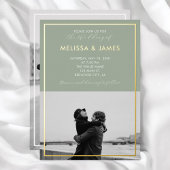Minimale moderne Script Foto Sage Green Wedding Folieneinladung