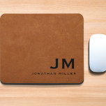 Minimale moderne Seilleder-Monogramm Mousepad<br><div class="desc">Einfach mit Monogramm Mousepad mit modernem Design und einem kühnen,  klassischen Blocktypografie-Monogramm mit dem Namen unten auf dem braunen Lederlook texturiert Hintergrund.</div>