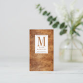 Minimale Monogram Karamellbraun Ledertextur Visitenkarte (Stehend Vorderseite)