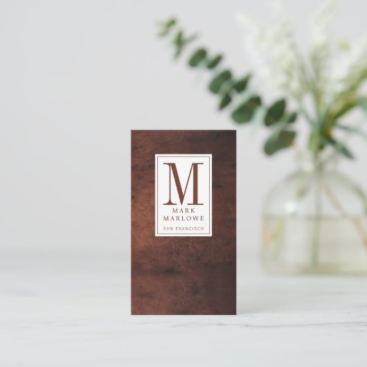 Minimale Monogramm dunkelbraune Ledertextur Visitenkarte (Stehend Vorderseite)