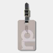 Minimale Monogramm einfache moderne Taupe-Erdtöne Gepäckanhänger (Vorderseite vertikal)