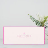 Minimale Monogramm-Geschenkkarte in Beige-Pink (Stehend Vorderseite)