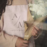 Minimale Monogramm Pastel Pink Schürze<br><div class="desc">Erhöhen Sie Ihren Küchenstil mit dieser Monogram Pink Minimalistischen Schürze. Diese Schürze ist schlicht und elegant gestaltet und eignet sich sowohl für Zuhause-Köche als auch für berufliche Koch. Das individuell anpassbare Monogramm fügt eine persönliche Touch hinzu, die sicherstellt, dass Sie stilvoll kochen. Diese Schürze aus langlebigen Materialien ist so konzipiert,...</div>