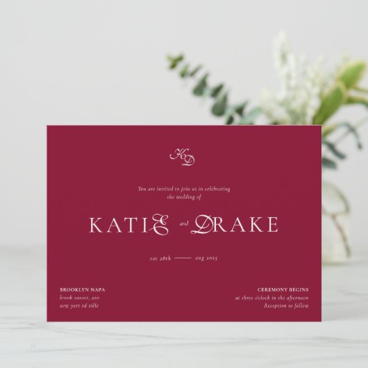 Minimale Monogramm-Tiefburgunder-Script-Hochzeit Einladung (Stehend Vorderseite)