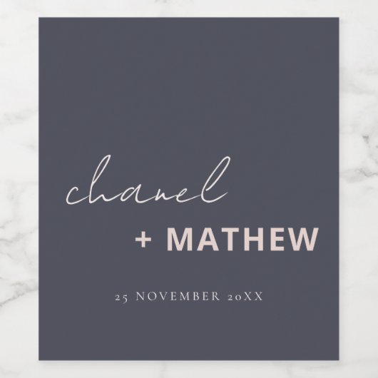 Minimale Navy Blush Black Script Typografy Wedding Weinetikett (Einzelnes Label)