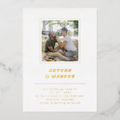 Minimale Retro Schriftart White & Gold Foto Hochze Folieneinladung (Vorderseite)