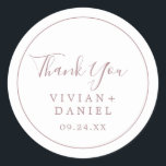 Minimale Rose Gold Vielen Dank Gastgeschenk Hochze Runder Aufkleber<br><div class="desc">Diese minimalen Rose Gold danke Ihnen Gastgeschenk Hochzeit Aufkleber sind perfekt für einen einfachen Hochzeitsempfang. Das moderne romantische Design besticht durch klassische Rose-Gold- und Weißtypografie gepaart mit einer rustikalen und eleganten Kalligraphie mit Vintagem handgeschriebenem Stil. Anpassbar in jeder Farbe. Behalt das Design einfach und elegant, wie es ist, oder personalisiere...</div>