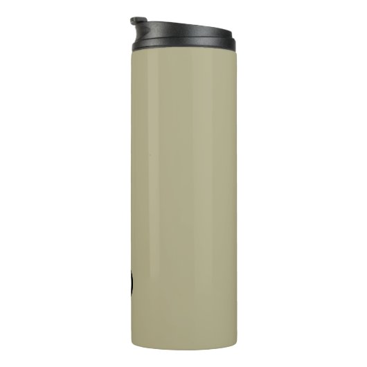Minimale Sage Green Black Monogram Travel Mug Thermosbecher (Nach rechts gedreht)