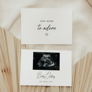 Minimale Schrift "One More to Adore" Baby Schwange Ankündigung