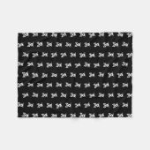 Minimale Schwarz-Weiß-Doggy Schädel und Kreuze Fleecedecke (Vorderseite (Horizontal))