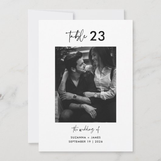 Minimale Schwarz-weiße Kalligraphie-Tischnummer Einladung (Rückseite)