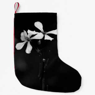minimale schwarze und weiße Blumenelemente Kleiner Weihnachtsstrumpf