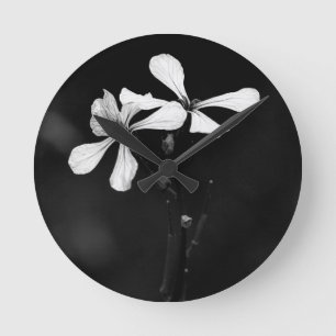 minimale schwarze und weiße Blumenelemente Runde Wanduhr