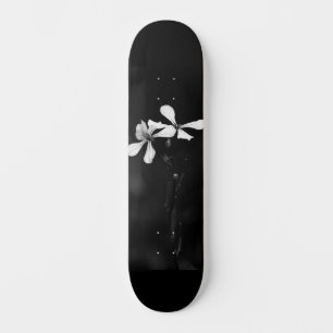 minimale schwarze und weiße Blumenelemente Skateboard