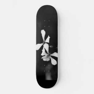 minimale schwarze und weiße Blumenelemente Skateboard