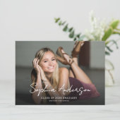 Minimale Script Grad Graduation Party Einladung (Stehend Vorderseite)