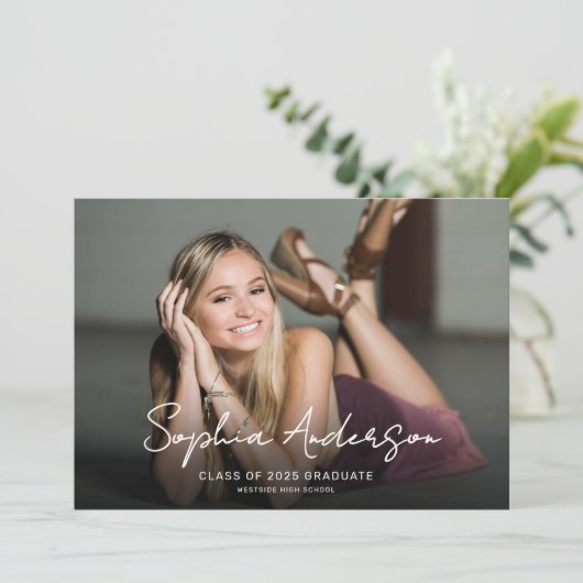 Minimale Script Grad Graduation Party Einladung (Stehend Vorderseite)