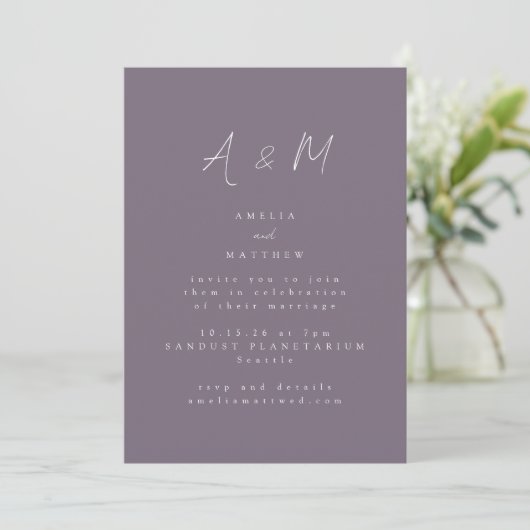 Minimale Script Monogram Boho Dusty Lila Wedding Einladung (Stehend Vorderseite)