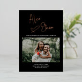 Minimale Script Signature Heart Foto Hochzeit Folieneinladung (Stehend vorne)