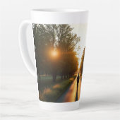 Minimale Silhouette Latte Tasse (Linke Ecke)