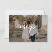 Minimale Skript-Foto-Overlay-Hochzeit RSVP Karte (Vorderseite)