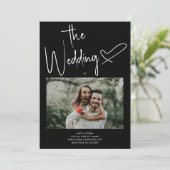 Minimale Skriptsignatur Herz-Foto Schwarze Hochzei Einladung (Stehend Vorderseite)