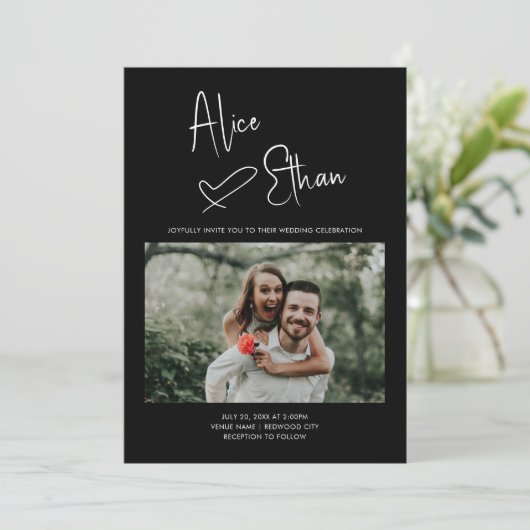 Minimale Skriptsignatur Herzstück Foto Schwarz Einladung (Stehend Vorderseite)