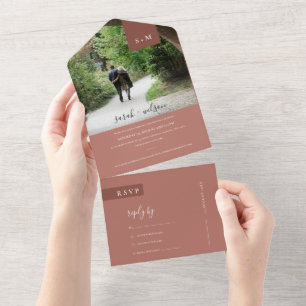 MINIMALE TERRAKOTTA-RUST-MONOGRAMM HOCHZEITSBILD A ALL IN ONE EINLADUNG