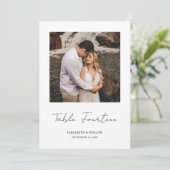 Minimale Tischnummer-Karte für Skript-Foto Einladung (Stehend Vorderseite)