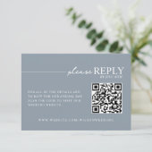 Minimale Typografie Dusty Blue QR RSVP Karte (Stehend Vorderseite)