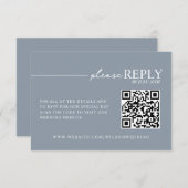 Minimale Typografie Dusty Blue QR RSVP Karte (Vorne/Hinten)