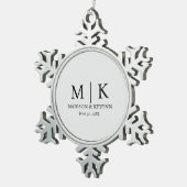 Minimale und elegante Schwarz-Weiß-Monogramm-Hochz Schneeflocken Zinn-Ornament (Rechts)
