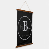 Minimale und elegante Schwarz-Weiß-Monogramm-Hochz Wandteppich Mit Holzrahmen (Gewinkelt)