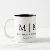 Minimale und elegante Schwarz-Weiß-Monogramm-Hochz Zweifarbige Tasse (Links)