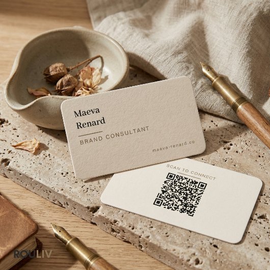Minimale warme beigefarbene Leinenstruktur QR-Code Visitenkarte