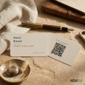 Minimale warme beigefarbene Leinenstruktur QR-Code Visitenkarte