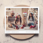 Minimale Weihnachten | Modernes Familienportrait G<br><div class="desc">Eine stilvolle Foto-Grußkarte mit klassischer Typografie "Happy Holidays" in Schwarz auf einem puristischen, minimalistisch-weißen Hintergrund mit weißem Rahmen und dunkelwaldgrün auf der Rückseite. Foto, Name und Gruß lassen sich einfach für eine persönliche Touch anpassen. Ein einfaches, minimalistisches und zeitgenössisches Weihnachtsdesign, das sich in dieser Urlaubssaison auszeichnet! Das abgebildete Bild dient...</div>