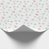 Minimale Weihnachtsverpackung mit farbigen Schneef Geschenkpapier (Ecke)