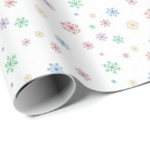 Minimale Weihnachtsverpackung mit farbigen Schneef Geschenkpapier (Rolleneckpunkt)