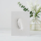 Minimale weiße Feder Postkarte (Stehend Vorderseite)