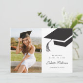 Minimaler Abschluss für Schwarz-Weiß-Cap-Foto Einladung (Stehend Vorderseite)