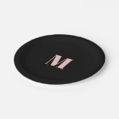 Minimaler Anfangsbuchstabe des Monogramms schwarz  Pappteller (Schrägansicht)
