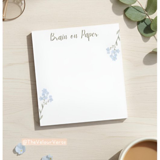 Minimaler ästhetischer Notepad mit blauen Blumen Notizblock
