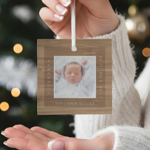 Minimaler Babyname & Geburtsstat Foto Woodgrain Ornament Aus Glas