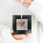 Minimaler Babyname Geburtsstats Foto Black Keepake Ornament Aus Glas<br><div class="desc">Minimal und modern, einfach Foto & Geburt Stats halten Foto-Ornament. Das Design zeichnet sich durch ein schlichtes minimales Design mit einem quadratischen Foto-Design aus, um Ihr spezielles Baby-Foto anzuzeigen. Der Name, das Datum, die Uhrzeit und die Geburtsdaten des Babys werden in einem einfachen, modernen Design rund um das Foto dargestellt....</div>