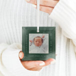 Minimaler Babyname und Geburtsstat Foto Keepake Ornament Aus Glas<br><div class="desc">Minimal und modern, einfach Foto & Geburt Stats halten Foto-Ornament. Das Design zeichnet sich durch ein schlichtes minimales Design mit einem quadratischen Foto-Design aus, um Ihr spezielles Baby-Foto anzuzeigen. Der Name, das Datum, die Uhrzeit und die Geburtsdaten des Babys werden in einem einfachen, modernen Design rund um das Foto dargestellt....</div>