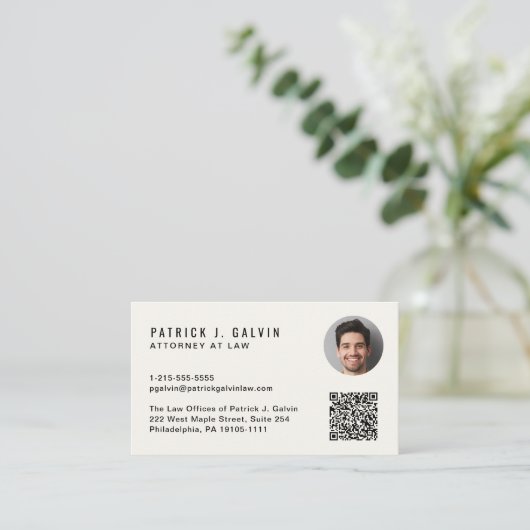 Minimaler Beruflicher QR Code Foto Creme Visitenkarte (Stehend Vorderseite)
